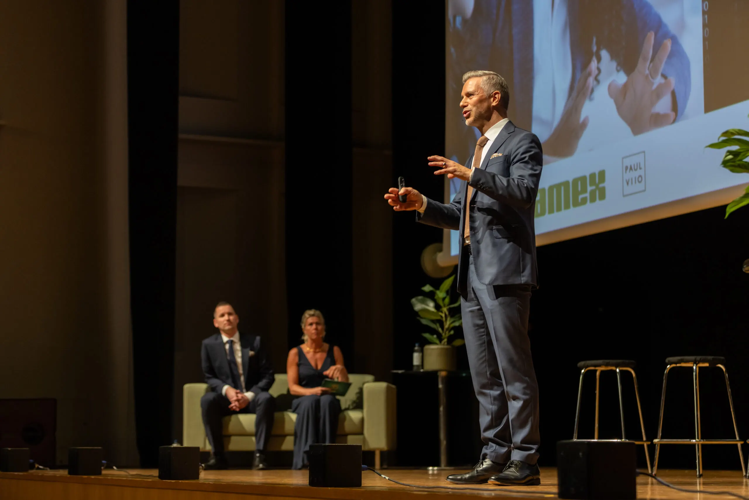 B2B-Vertriebs-Keynote-Speaker Dr. Paul Viio bei der Jubiläumsveranstaltung 50 Jahre Beamex