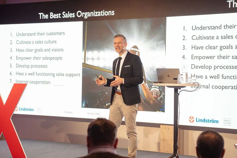 Dr. Paul Viio hält eine Keynote zu B2B-Value-Selling bei Lindström, Finnland